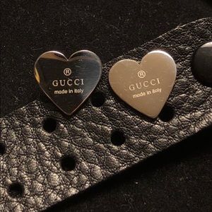 Heart metal earrings with Gucci trademark.
